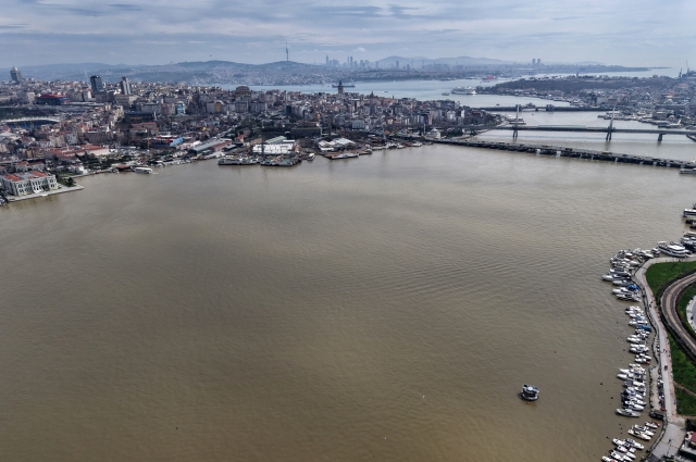 Sağanak sonrası İstanbul Boğazı'ndaki renk değişimi havadan görüntülendi