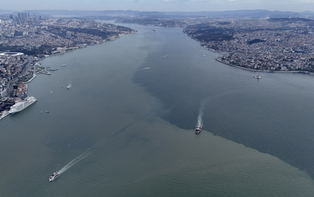 Sağanak sonrası İstanbul Boğazı'ndaki renk değişimi havadan görüntülendi