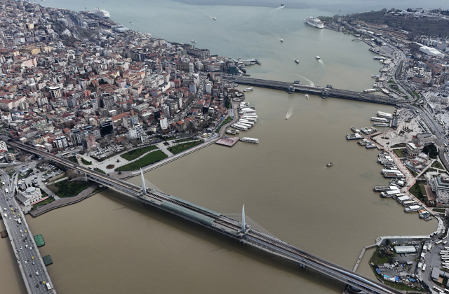 Sağanak sonrası İstanbul Boğazı'ndaki renk değişimi havadan görüntülendi