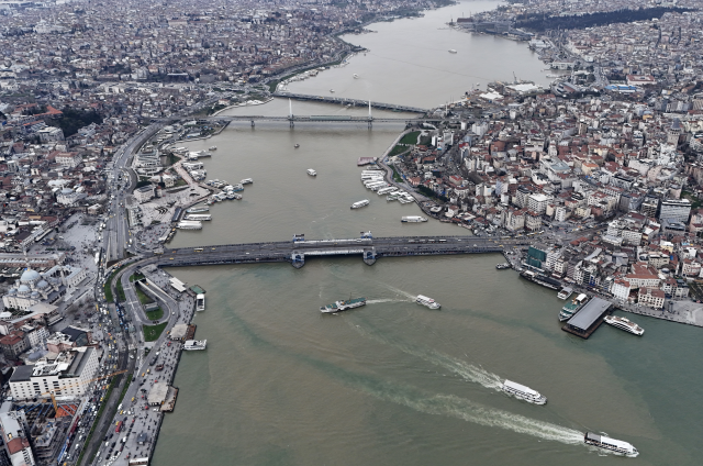 Sağanak sonrası İstanbul Boğazı'ndaki renk değişimi havadan görüntülendi