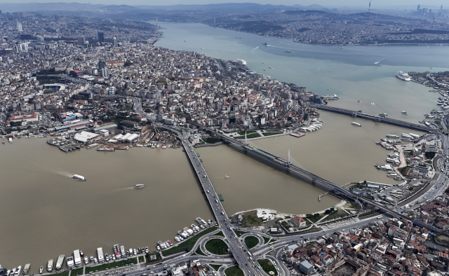 Sağanak sonrası İstanbul Boğazı'ndaki renk değişimi havadan görüntülendi