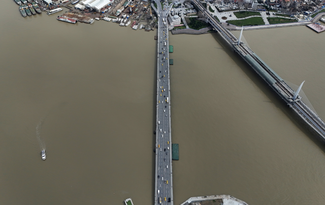 Sağanak sonrası İstanbul Boğazı'ndaki renk değişimi havadan görüntülendi
