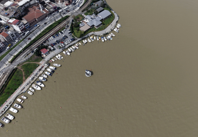 Sağanak sonrası İstanbul Boğazı'ndaki renk değişimi havadan görüntülendi