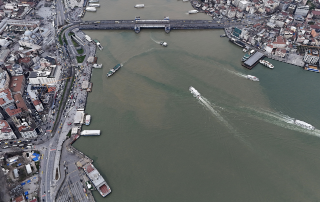 Sağanak sonrası İstanbul Boğazı'ndaki renk değişimi havadan görüntülendi