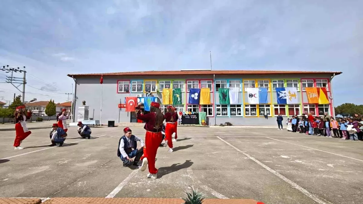 Sarıgöl\'de 400 fıstık çamı toprakla buluştu