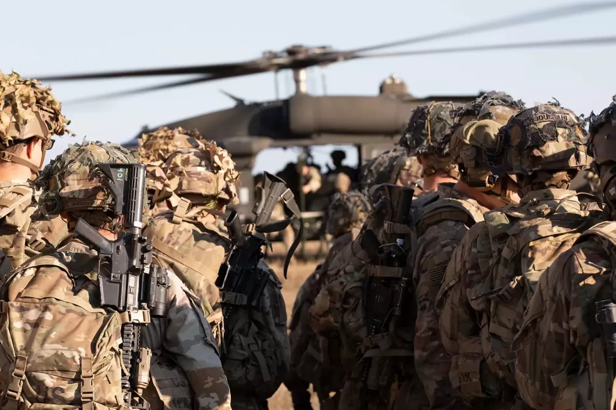 Savaşta korkulan oluyor! Binlerce ABD ordusu paraşütçüsü Orta Doğu\'ya ulaştı