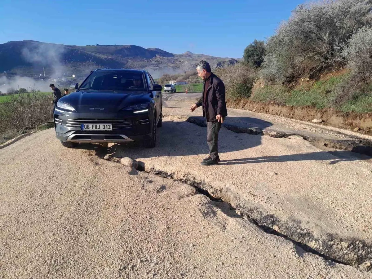 Adıyaman\'da Karayolu Çöktü