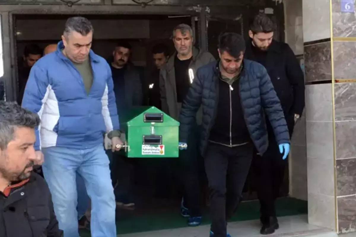 Tartıştığı babasını boğazını keserek öldürdü