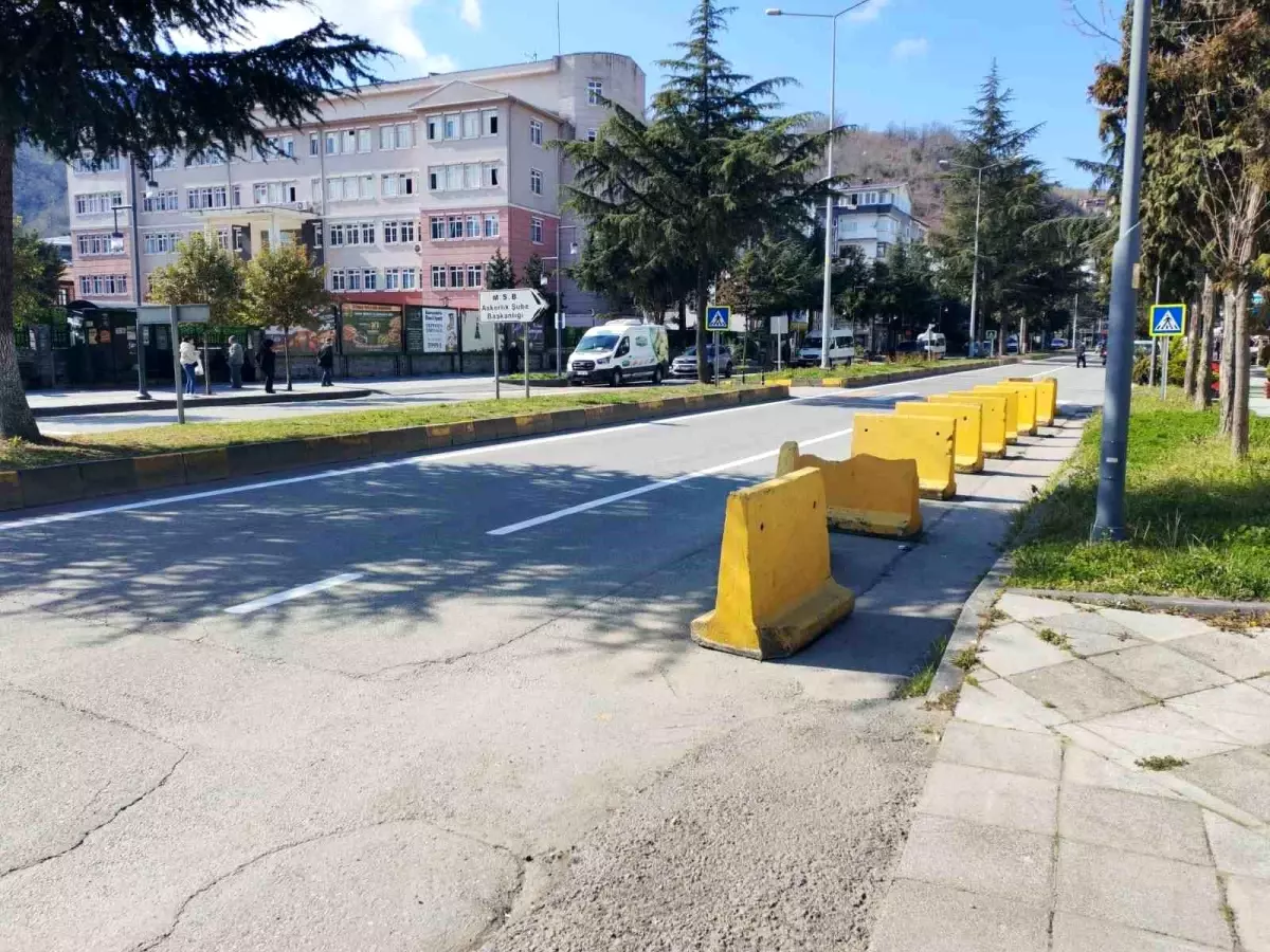 Araklı\'da Ulaşıma Engel Beton Bloklar