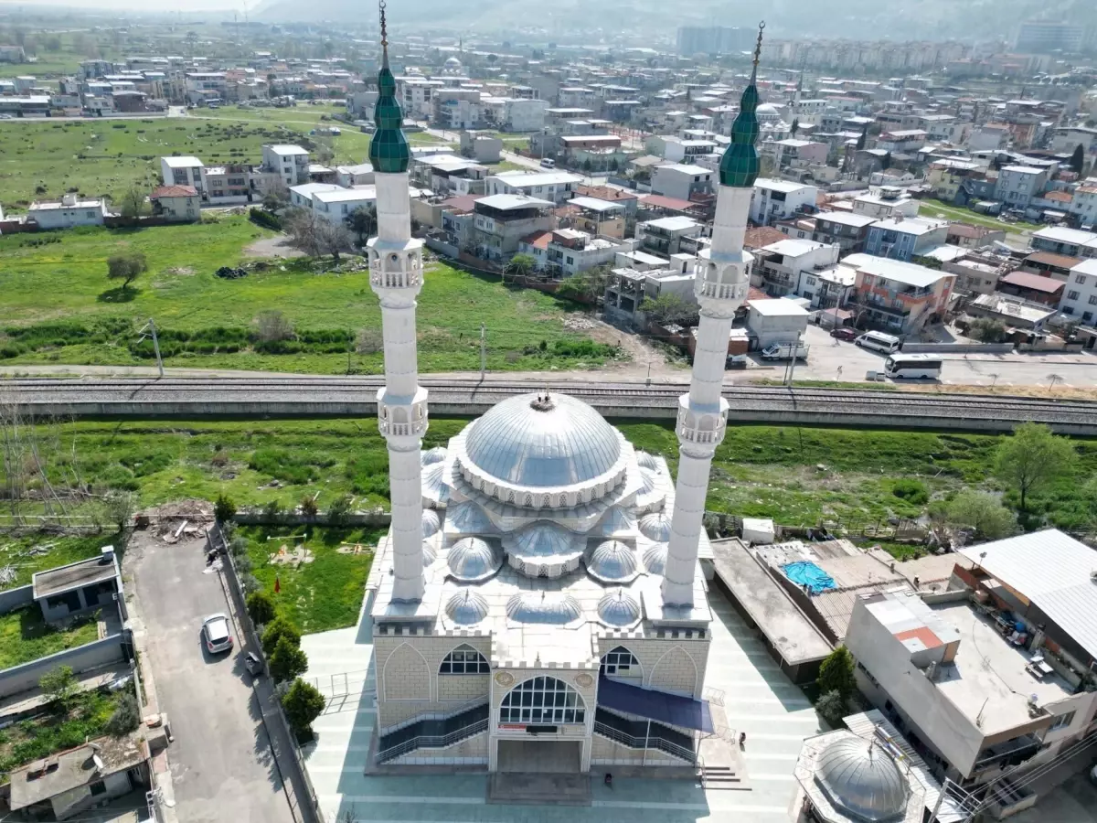 Manisa\'da Leylek Çifti 6 Yıldır Cami Kubbesinde