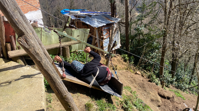 82 yaşındaki kadın, 20 yıldır çelik telli teleferikle evine ulaşıyor