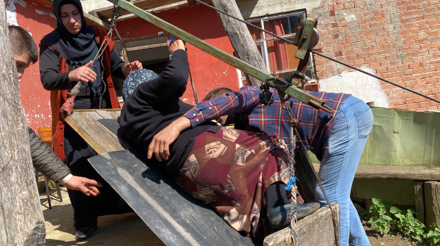 82 yaşındaki kadın, 20 yıldır çelik telli teleferikle evine ulaşıyor