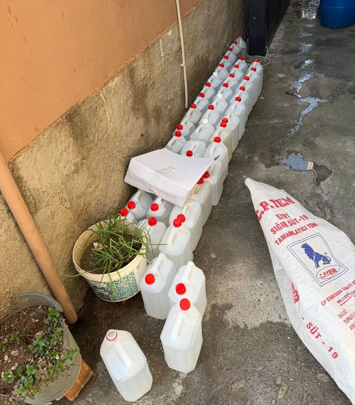 Adana\'da Kaçak Etil Alkol Ele Ge geçirildi