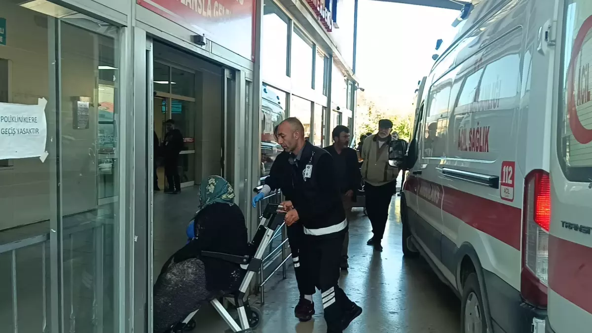 Adana\'da tarım işçilerini taşıyan minibüs devrildi: 17 yaralı