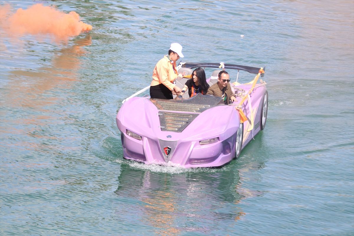 Seyhan Nehri\'nde Renkli Su Korteji