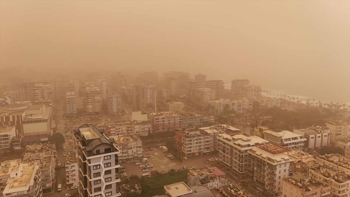 Alanya\'da Gökyüzü Turuncuya Büründü