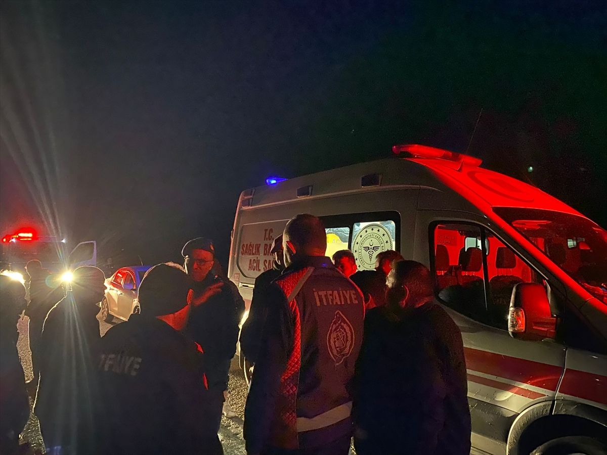 Şuhut\'ta Hafif Ticari Araç Çayda Mahsur Kaldı