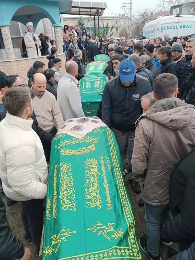 Aile katliamında yürek yakan detay: 4 tabut yan yana