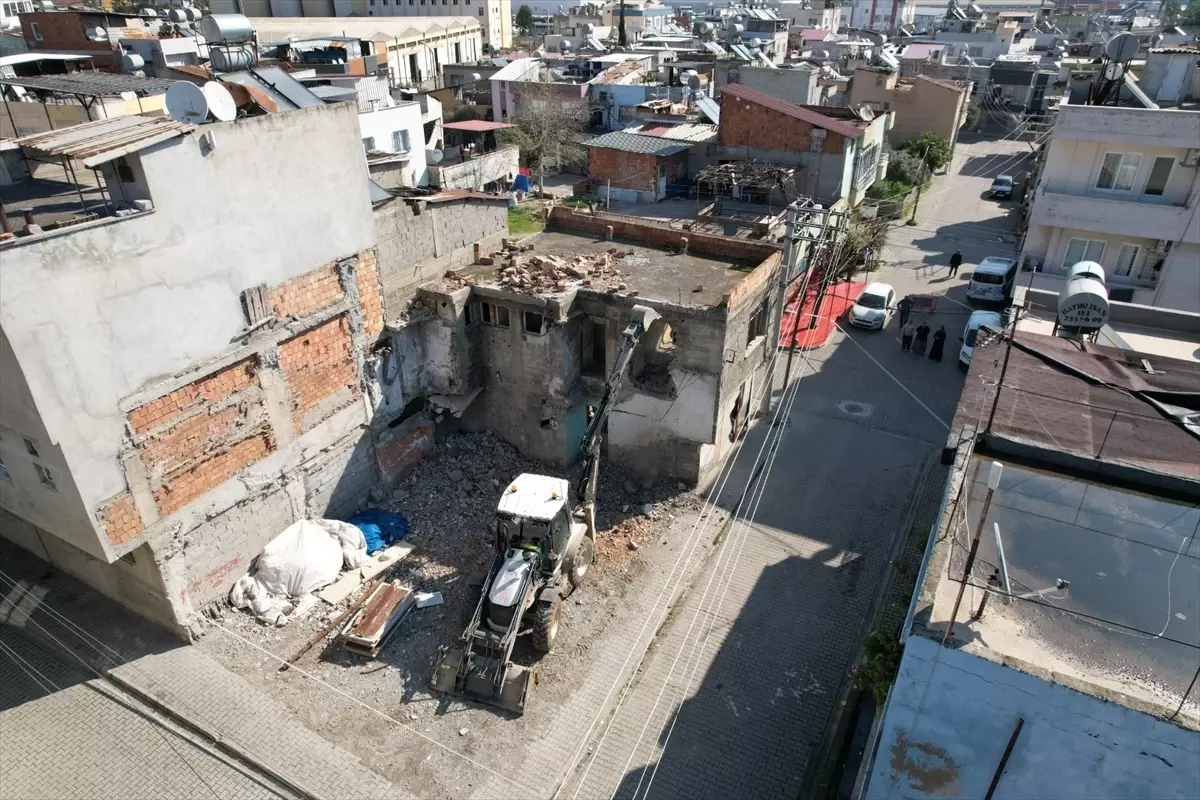 Mersin\'de Metruk Binalar Yıkıldı