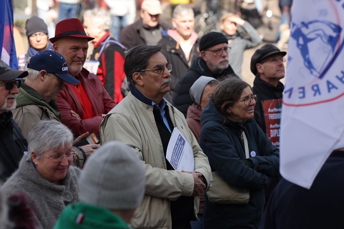 Volkswagen\'in Silah Üretimi Protesto Edildi