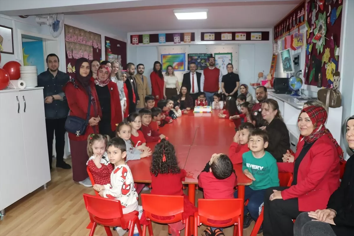 Amasya\'da anaokulu öğrencileri özel öğrencilerle balon uçurup pasta kesti