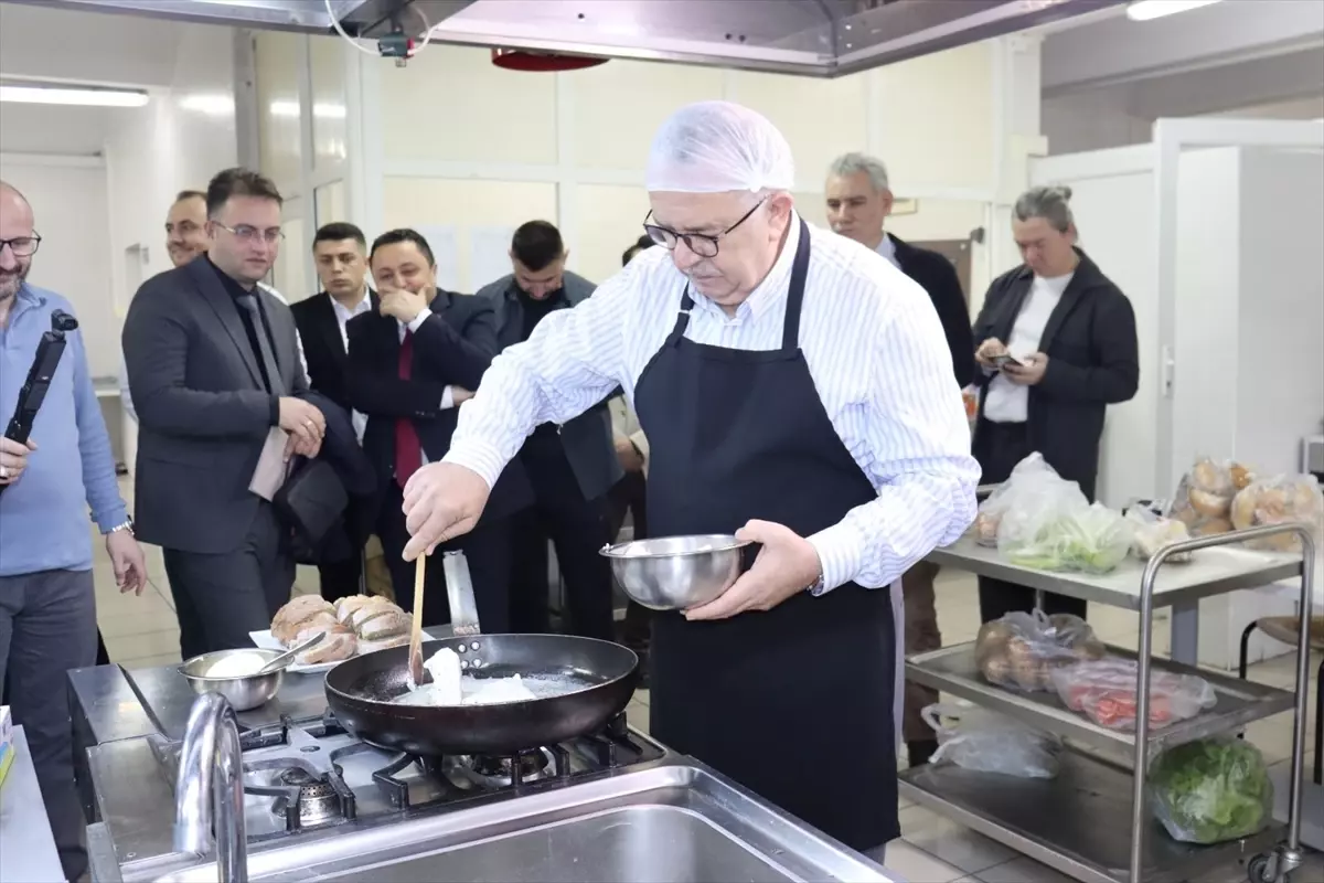 Rektörden Öğrencilere Mutfak Eğitimi