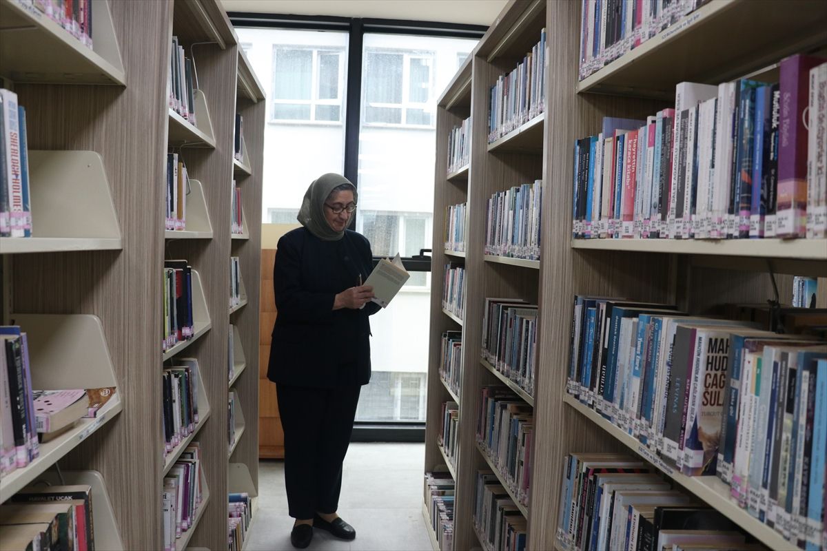 77 Yaşındaki Beyhan\'ın Kitap Sevgisi