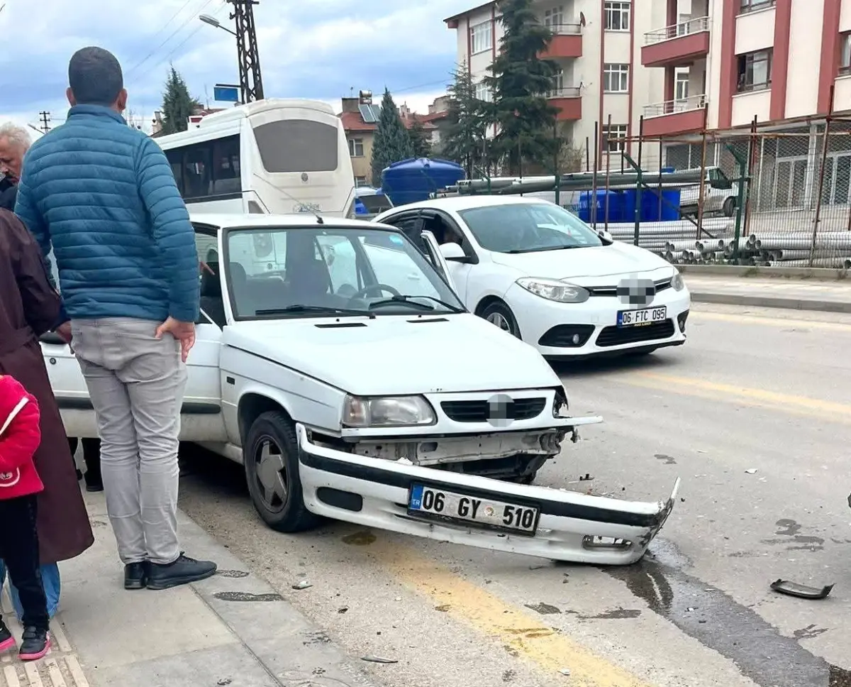 Beypazarı\'nda Zincirleme Trafik Kazası: 3 Yaralı