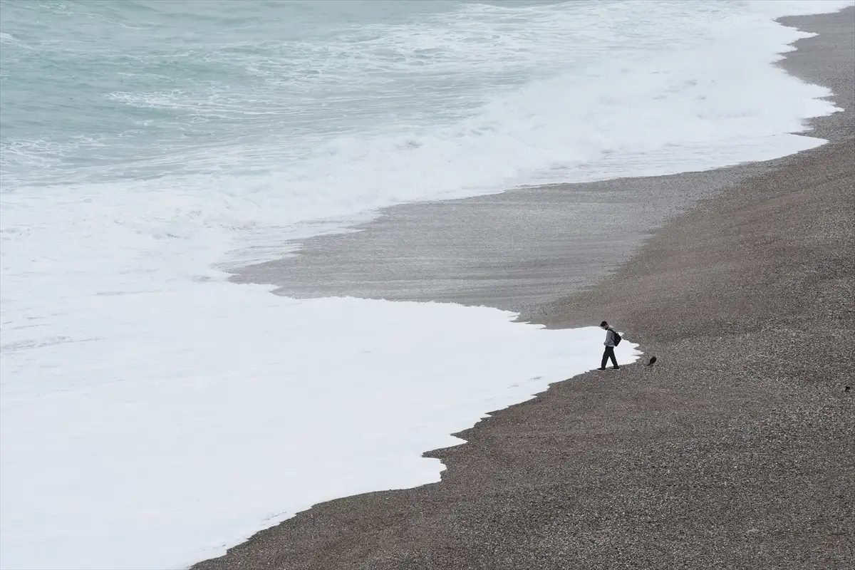 Antalya\'da Sağanak ve Dev Dalgalar