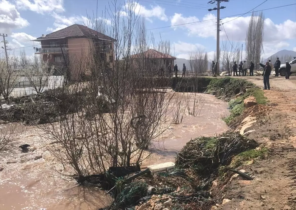 Elmalı\'da Sağanak Tarım Arazilerini Vurdu