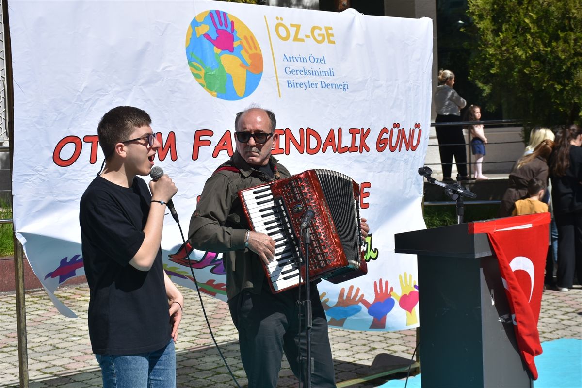 Artvin\'de Otizm Farkındalık Yürüyüşü