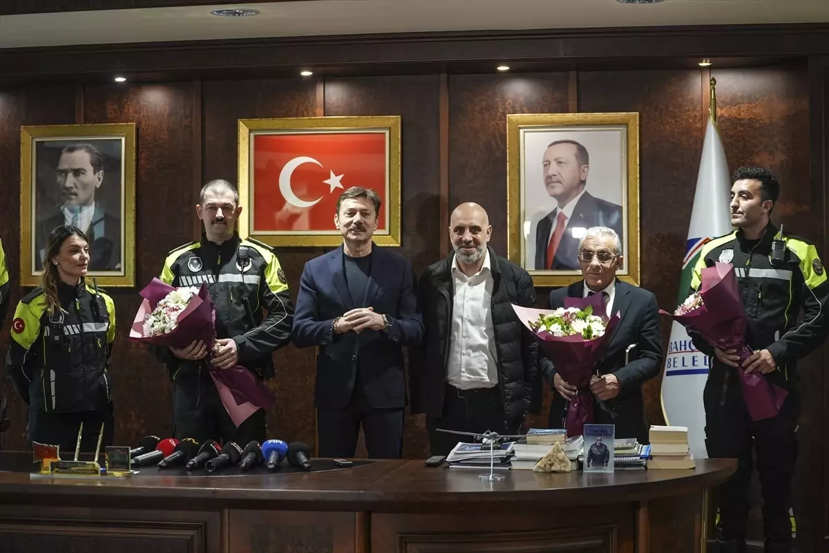 Zabıta Ekibi Bebeği Motosikletle Hastaneye Ulaştırdı