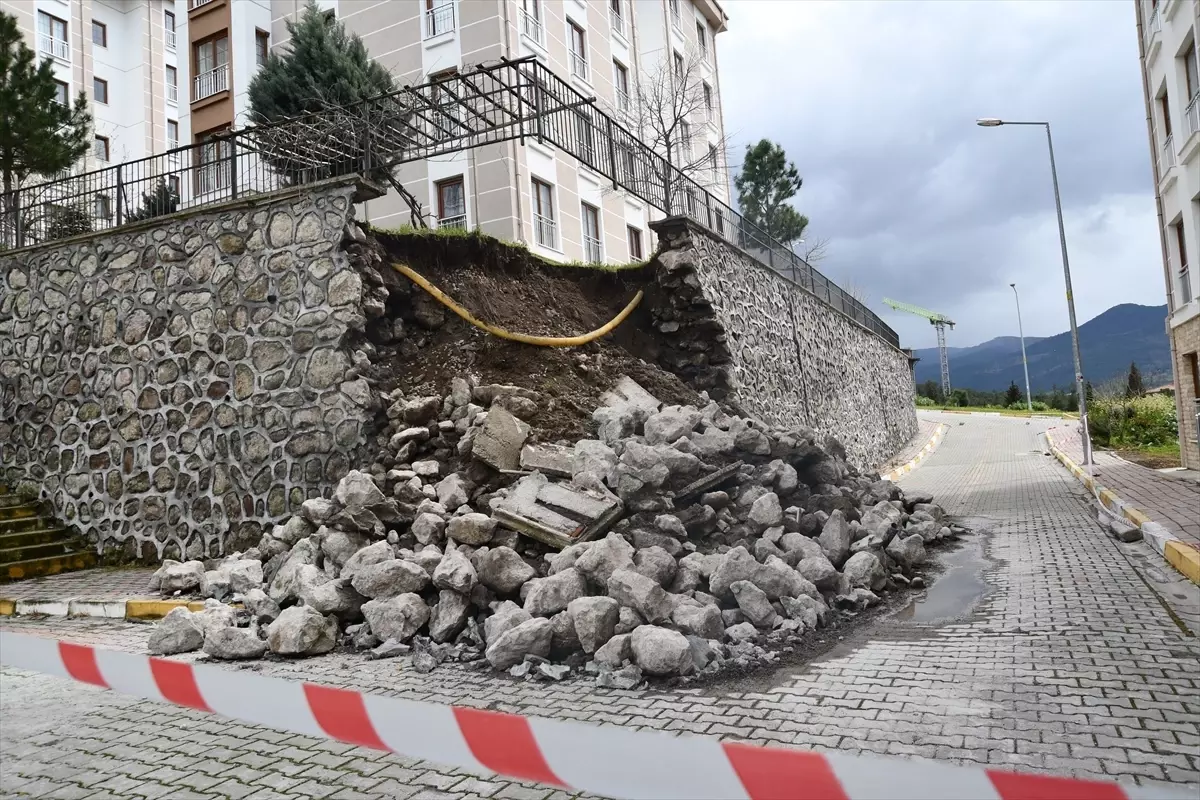 Sındırgı\'da İstinat Duvarı Çöktü