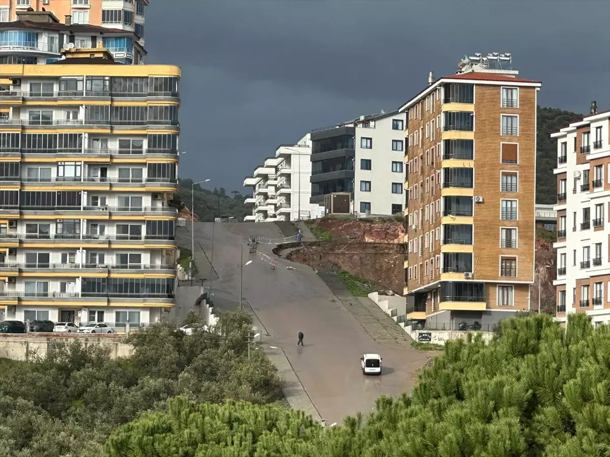 Edremit\'te Aşırı Yağışlar Toprak Kaymasına Neden Oldu