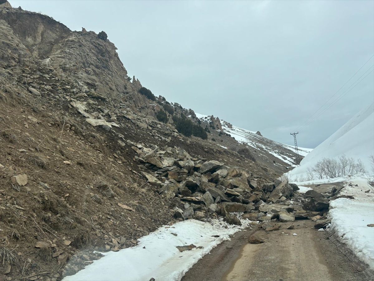 Başkale\'de Heyelan Mahalle Yolunu Kapattı