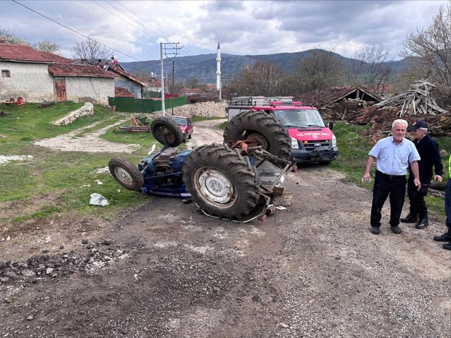 Traktör Devrildi: Sürücü Ağır Yaralandı