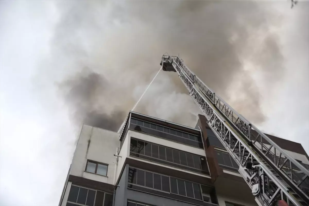 Bursa\'da Apartmanda Yangın: 4 Yaralı