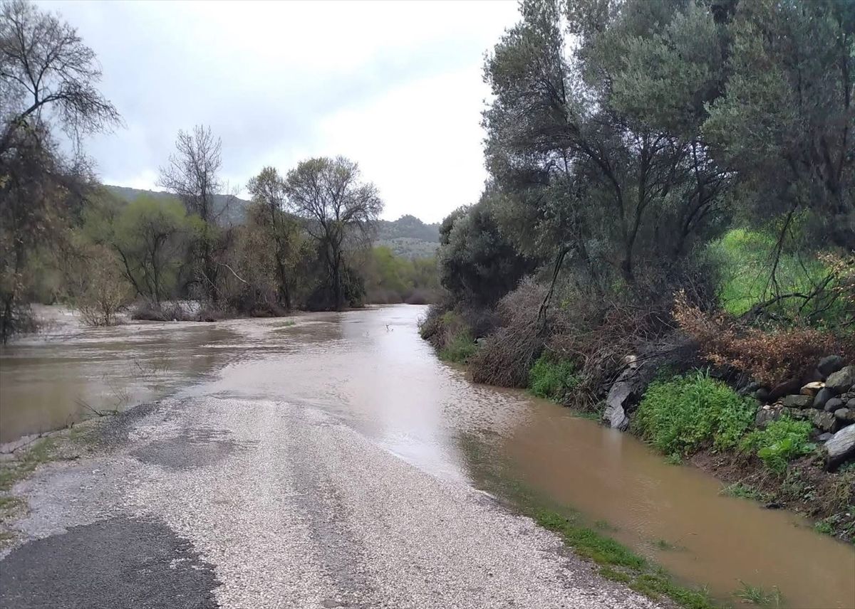 Ayvacık\'ta Sağanak Yağış Hayatı Olumsuz Etkiliyor