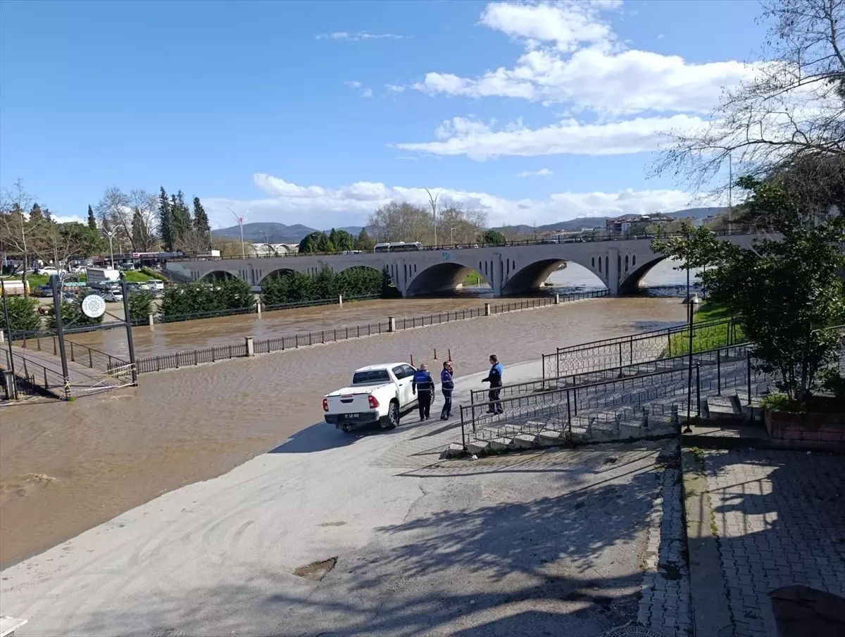Biga\'da Sağanak Yağış Su Baskınlarına Neden Oldu