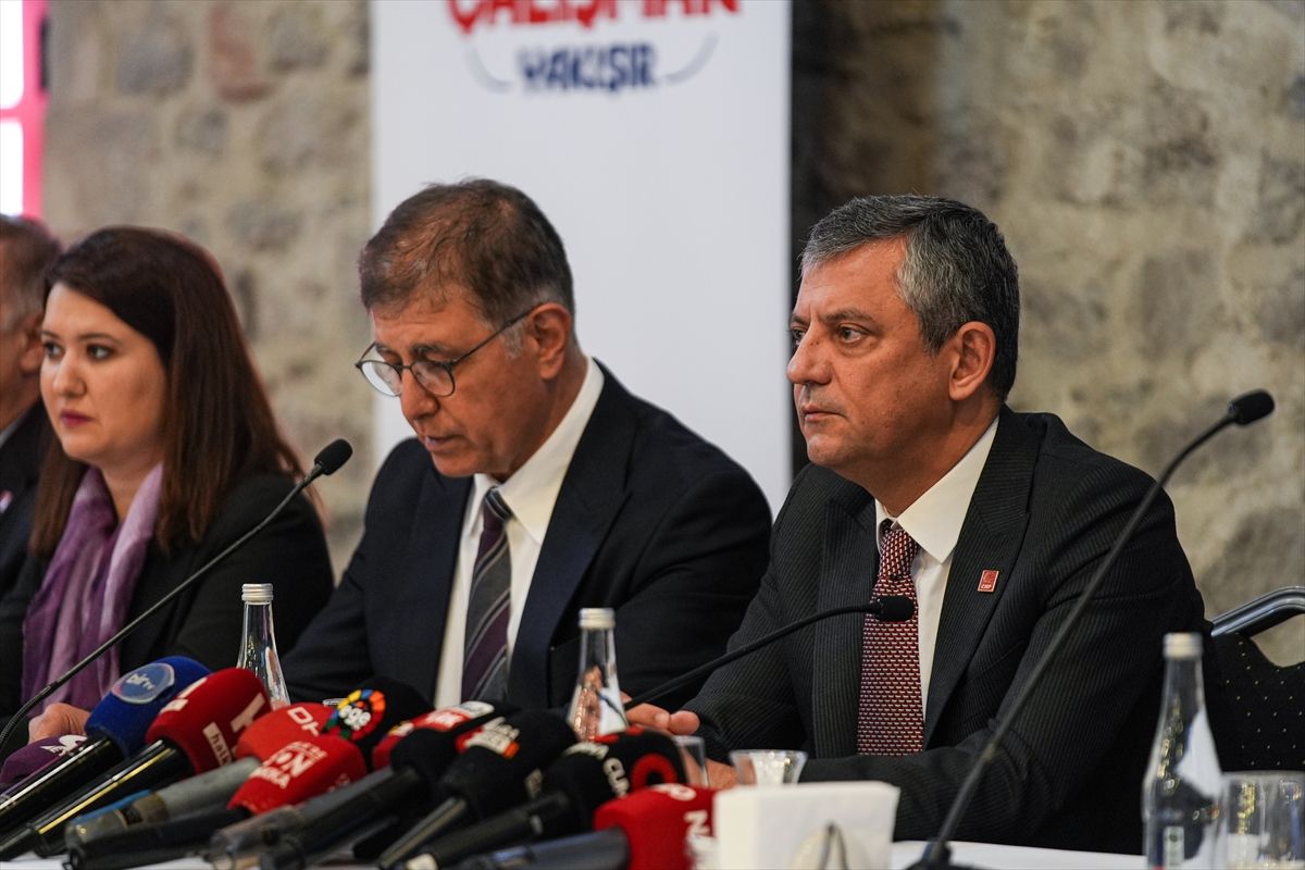 Özgür Özel\'den Romanlar İçin Temsil Çağrısı