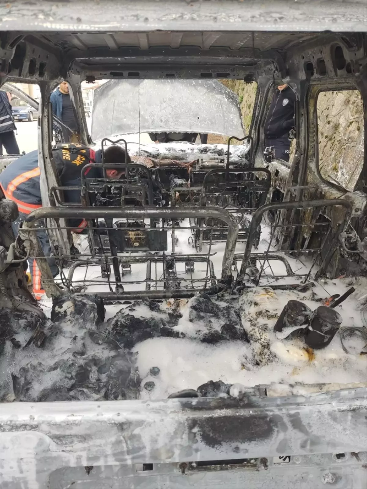 Çınarcık\'ta Park Halinde Araç Yangını