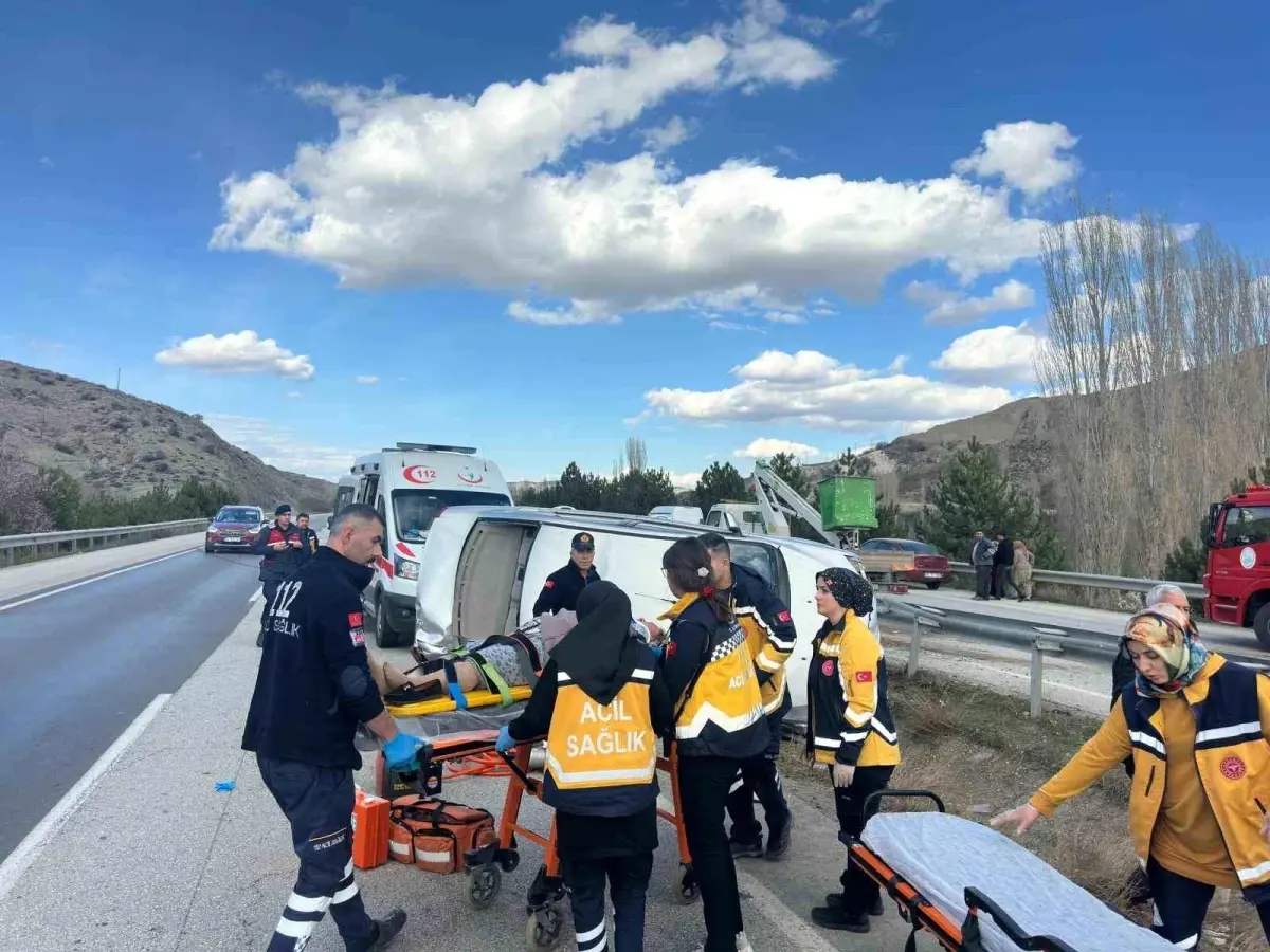 Çorum\'da devrilen otomobildeki 3 kişi yaralandı