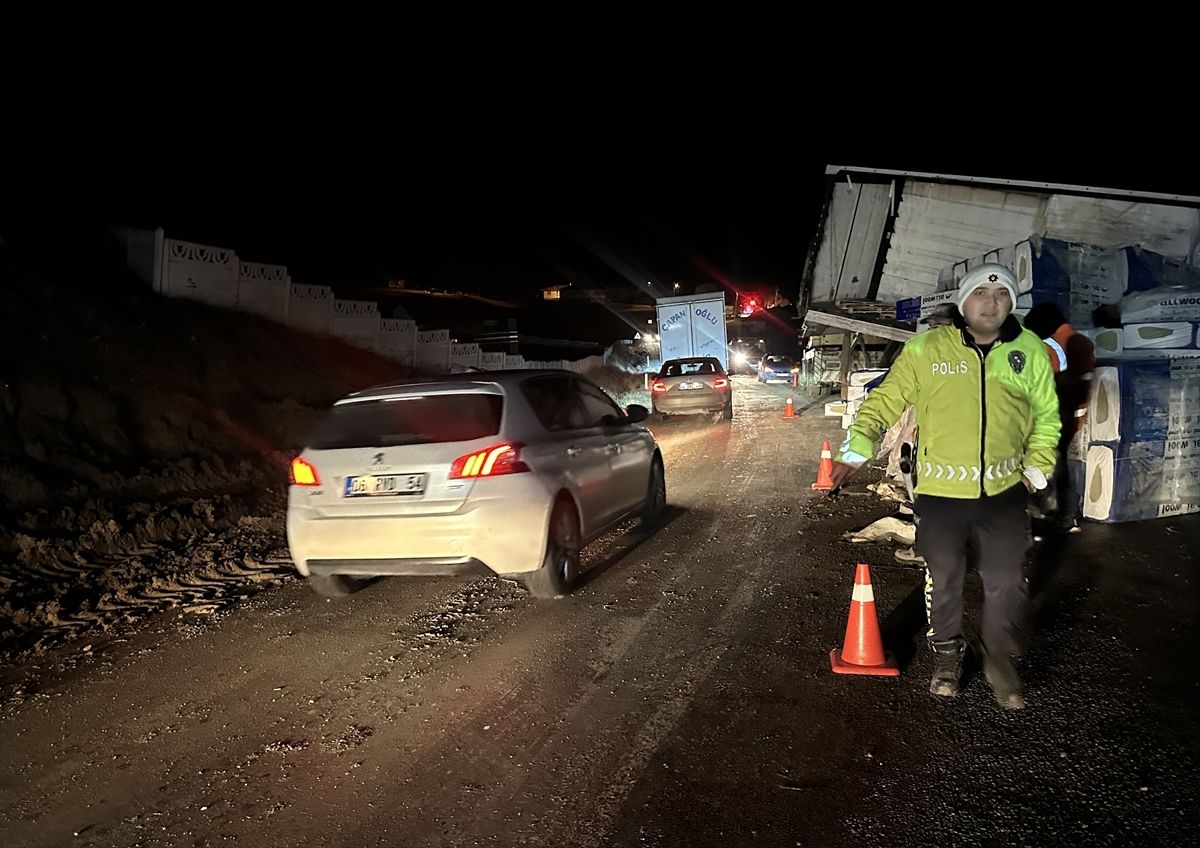 Kırıkkale-Tokat Yolunda Tır Devrildi
