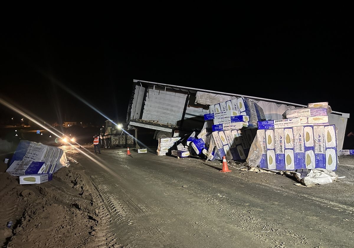 Çorum’da Tır Devrildi, Yol Kapandı