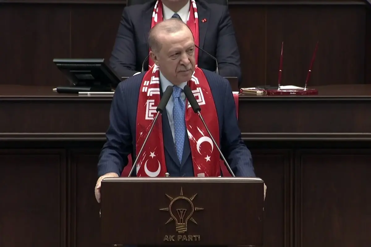 Cumhurbaşkanı Erdoğan grup toplantısına Ay Yıldızlı atkıyla katıldı, sözleri salonu coşturdu
