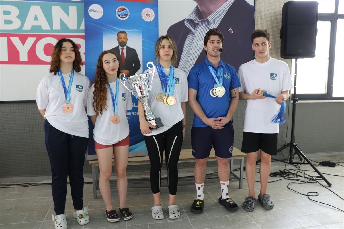 Elazığ\'da Paletli Yüzme Şampiyonası Tamamlandı