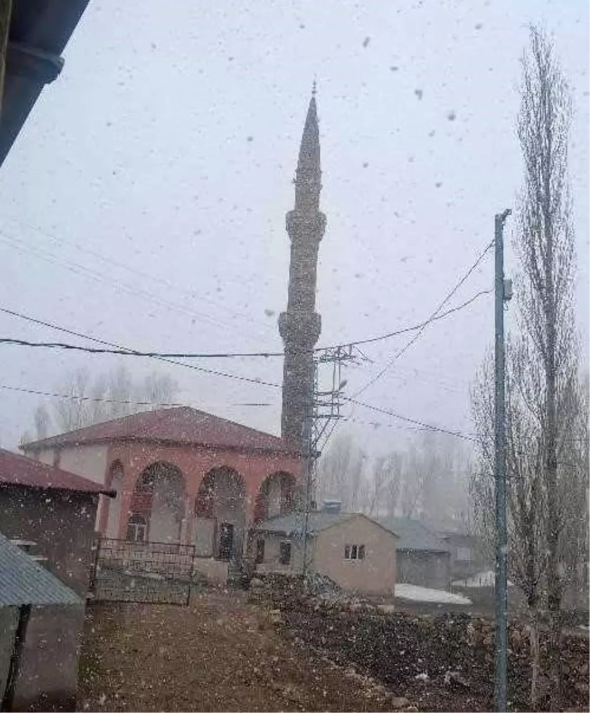 Diyadin\'de Nisan Ayında Kar Yağışı