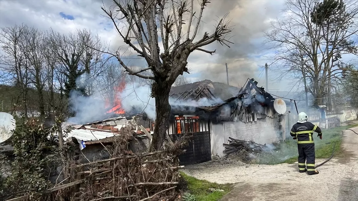 Düzce\'de Köy Evinde Yangın
