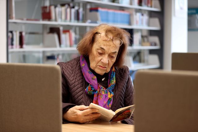 82 Yaşında Kitap Aşığı Öğretmen