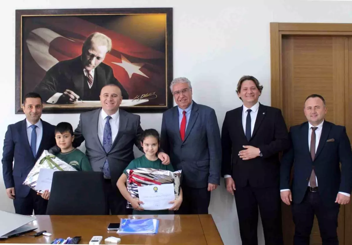 En çok kitap okuyan öğrencilere \'teşekkür\' belgesi verildi